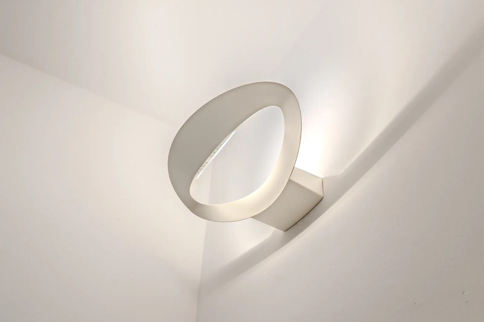 Via Piandilucco 7, Genova — dettaglio dell'illuminazione