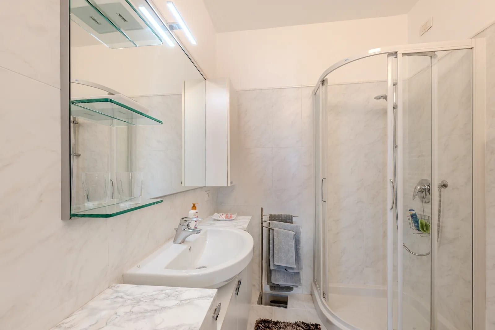 Via Piandilucco 7, Genova — bagno con box doccia