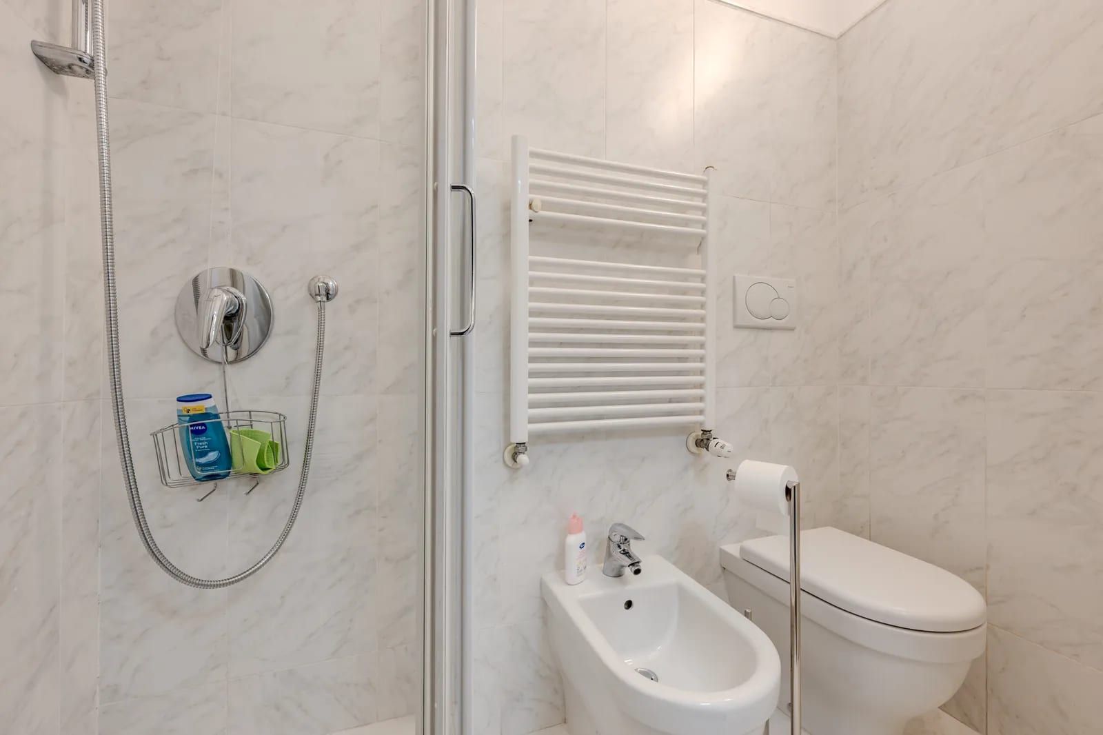 Via Piandilucco 7, Genova — bagno con doccia e scaldasalviette
