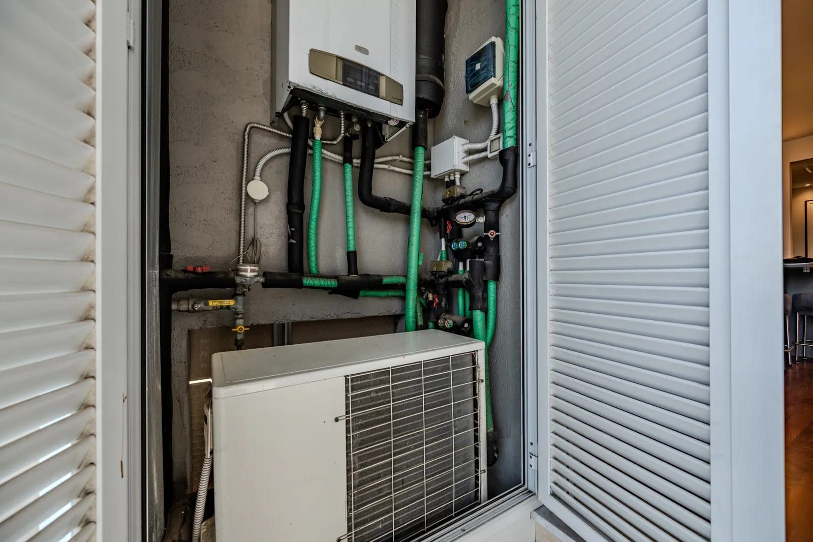 Via Piandilucco 7, Genova — locale tecnico con climatizzazione