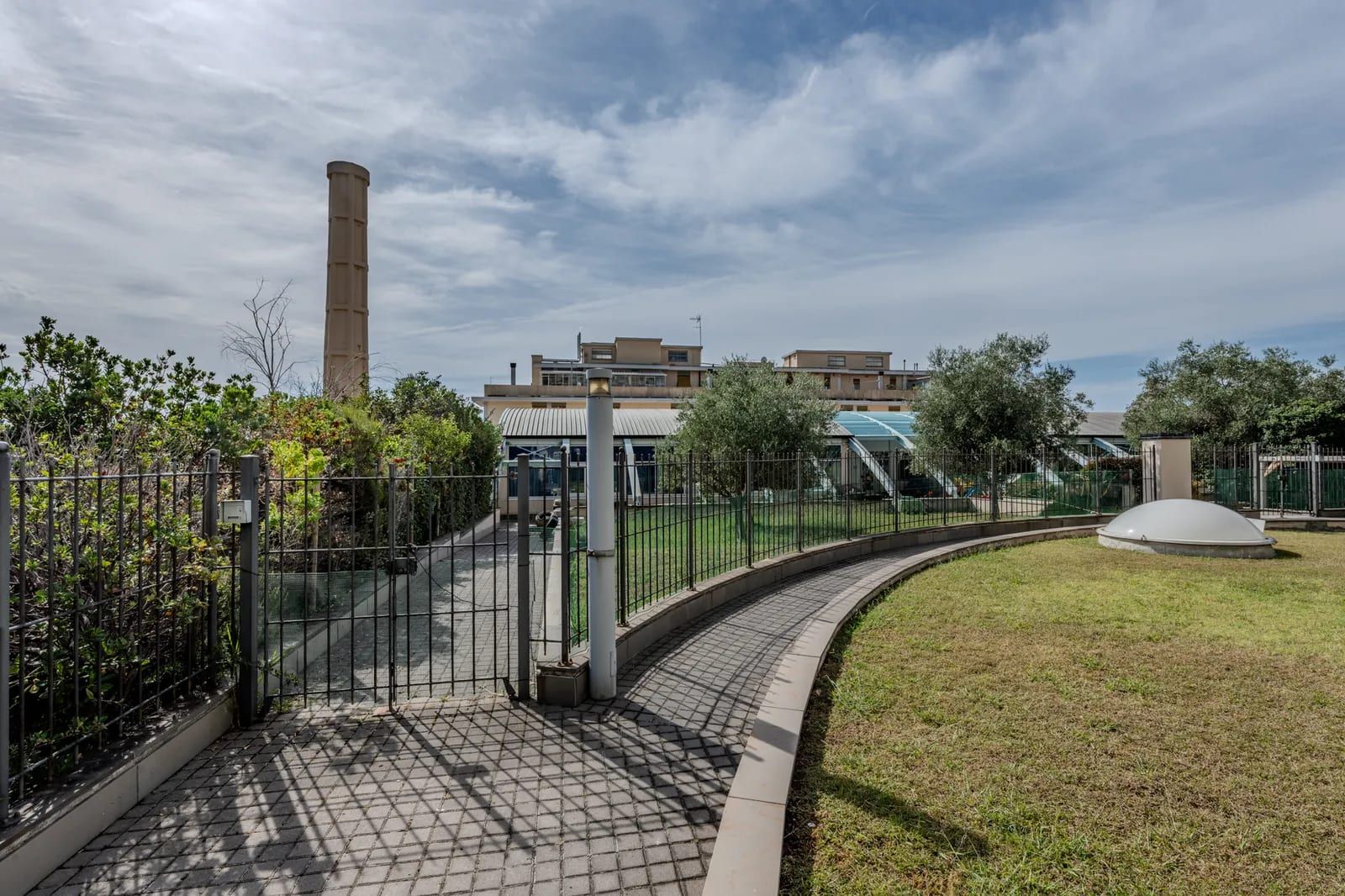 Via Piandilucco 7, Genova — giardino del complesso con vialetto
