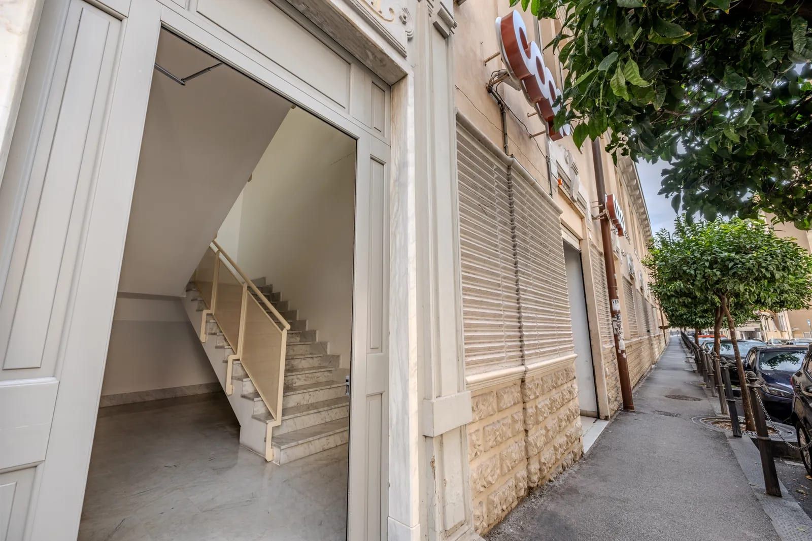 Via Piandilucco 7, Genova — strada d'accesso e ingresso pedonale