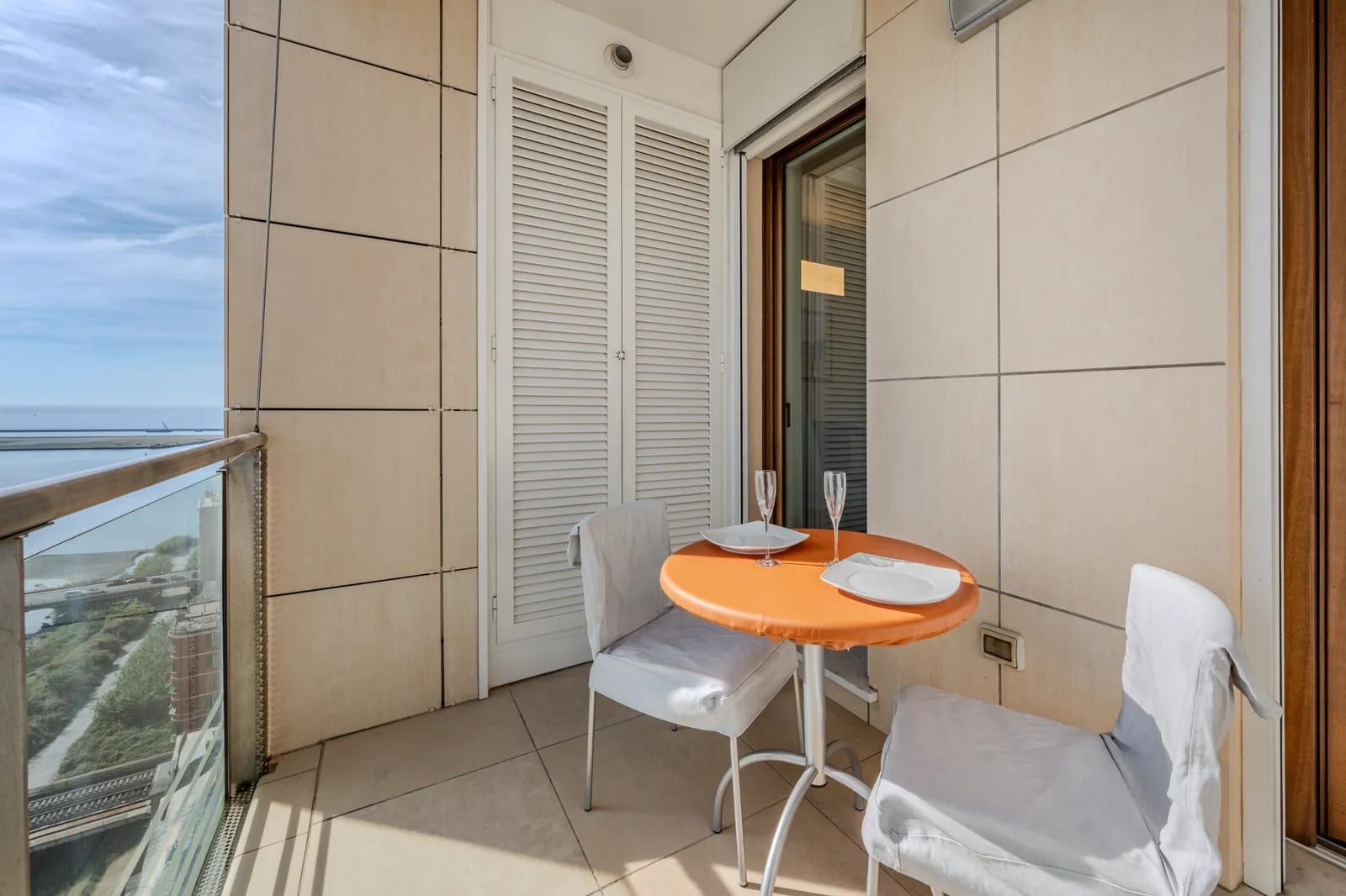 Via Piandilucco 7, Genova — terrazzo loggiato con tavolino