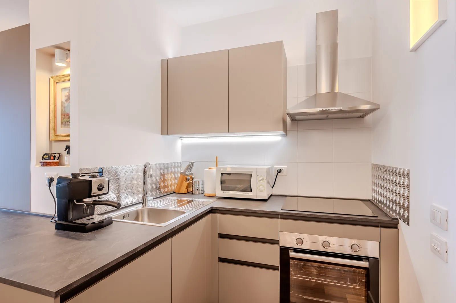 Via Piandilucco 7, Genova — cucina con piano a induzione e forno