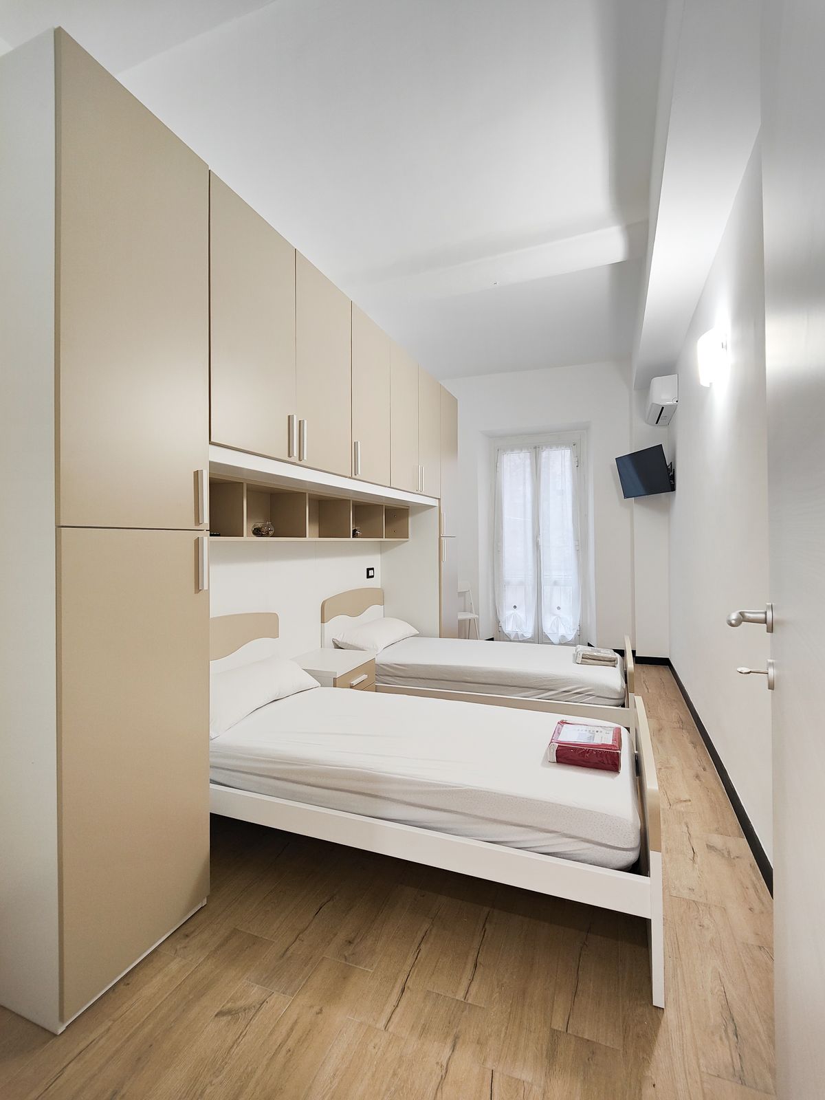 Camera con letto singolo e armadiatura – appartamento Sampierdarena, Genova