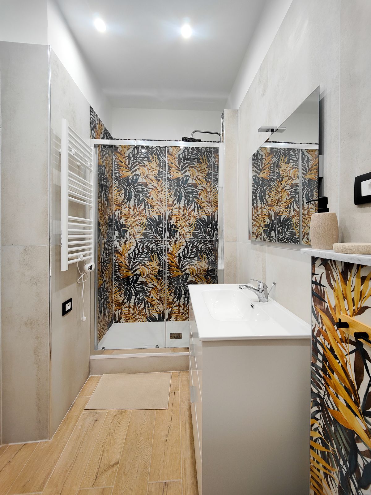 Bagno con doccia e termoarredo – appartamento Sampierdarena, Genova
