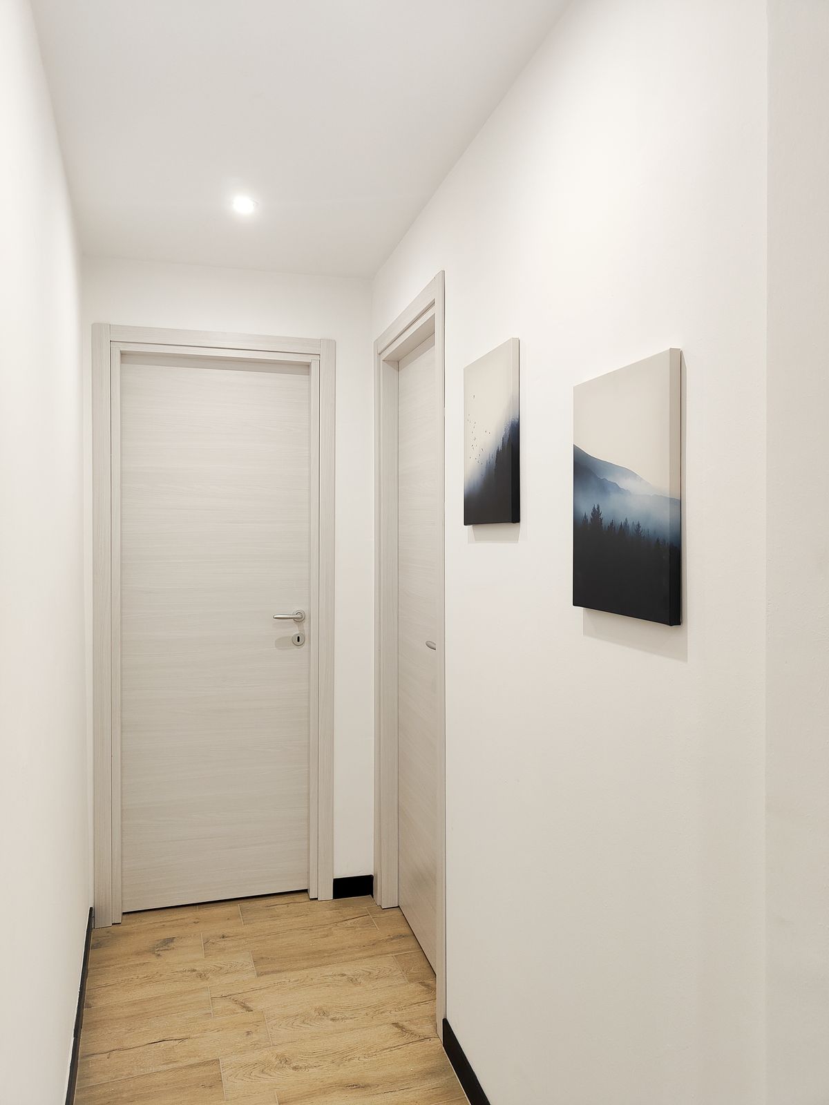 Corridoio con quadri – foresteria Sampierdarena