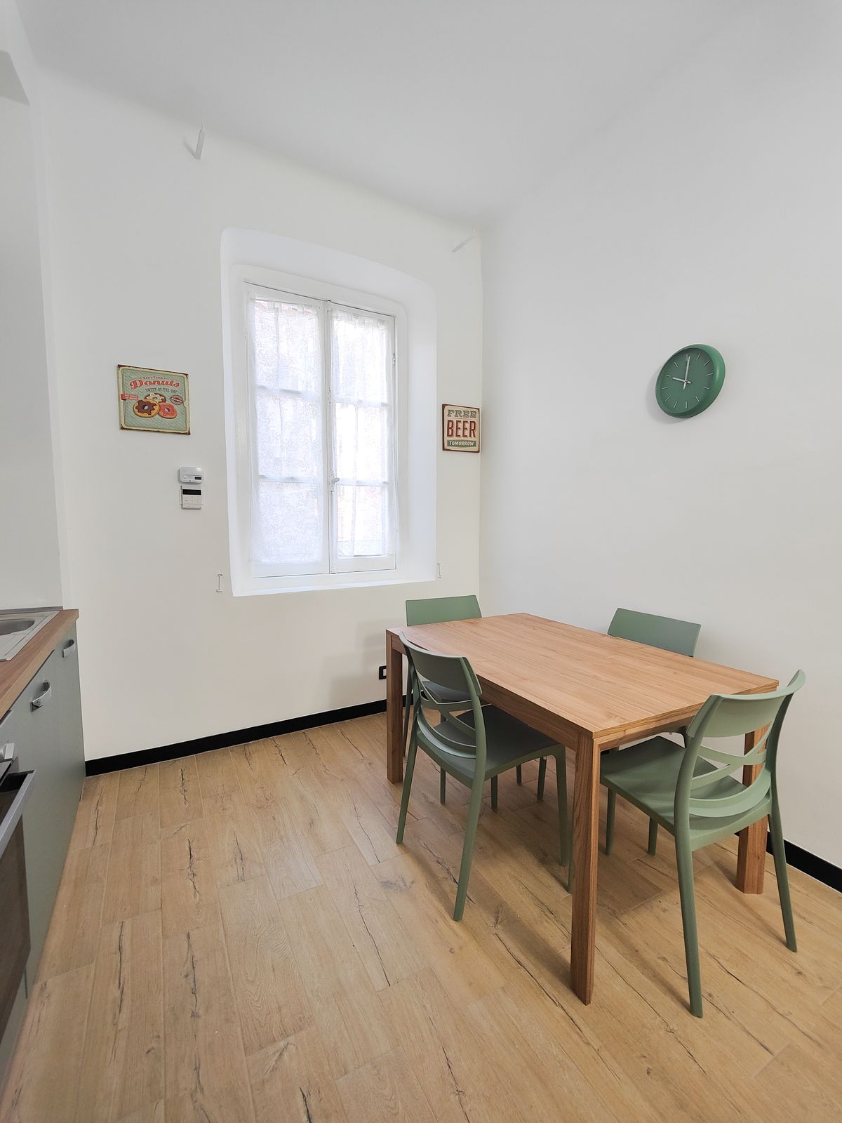 Zona pranzo con tavolo e sedie – appartamento Sampierdarena