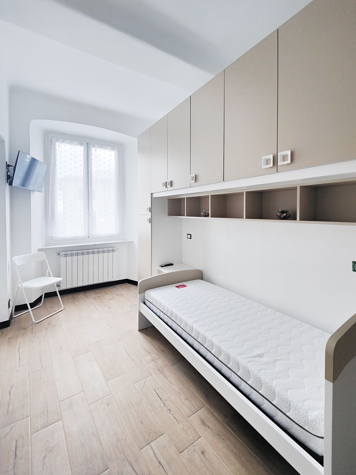 Camera con letto singolo e armadiatura a ponte – foresteria Sampierdarena